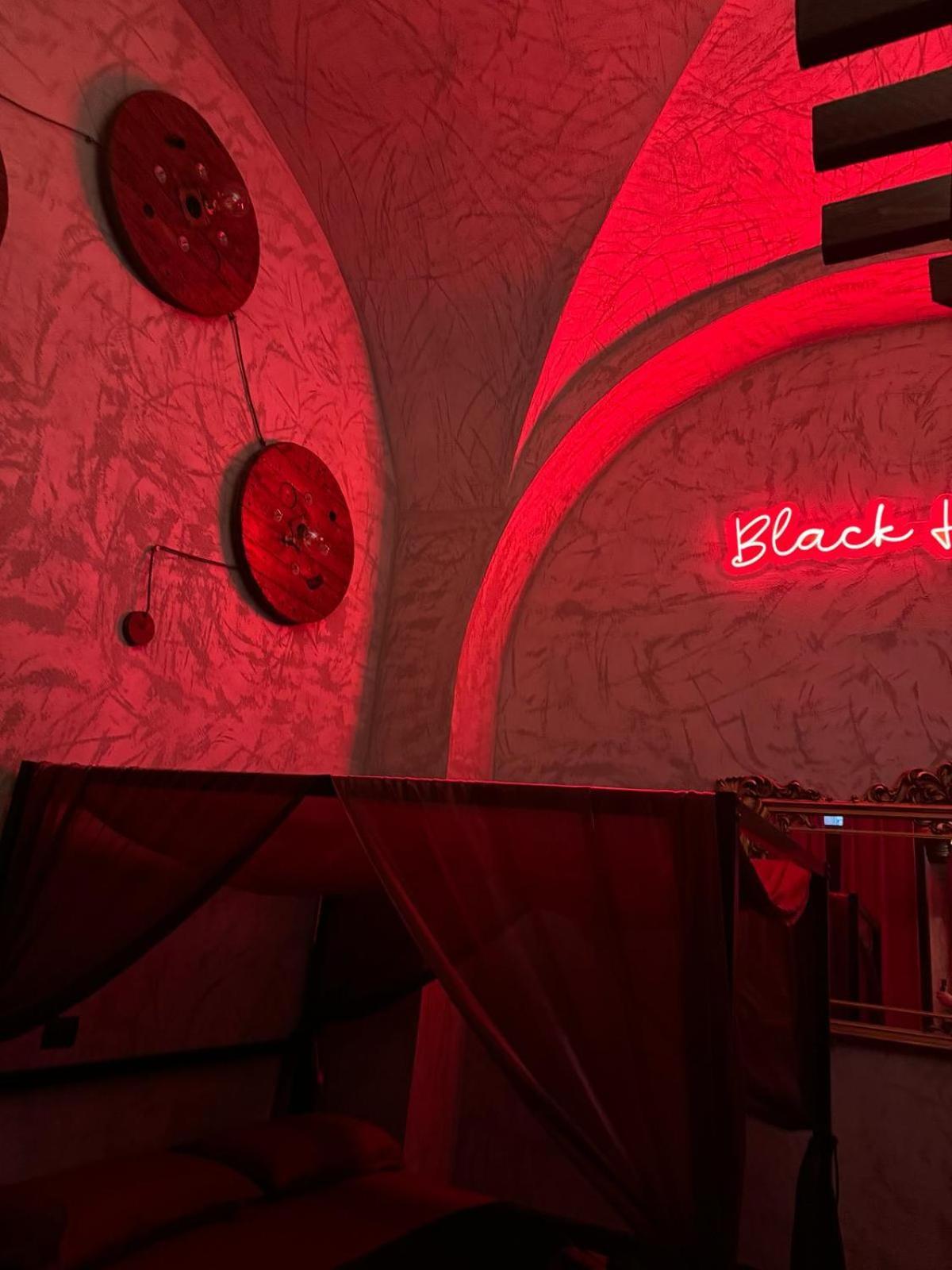 Black Hole Rooms 卡塔尼亚 外观 照片