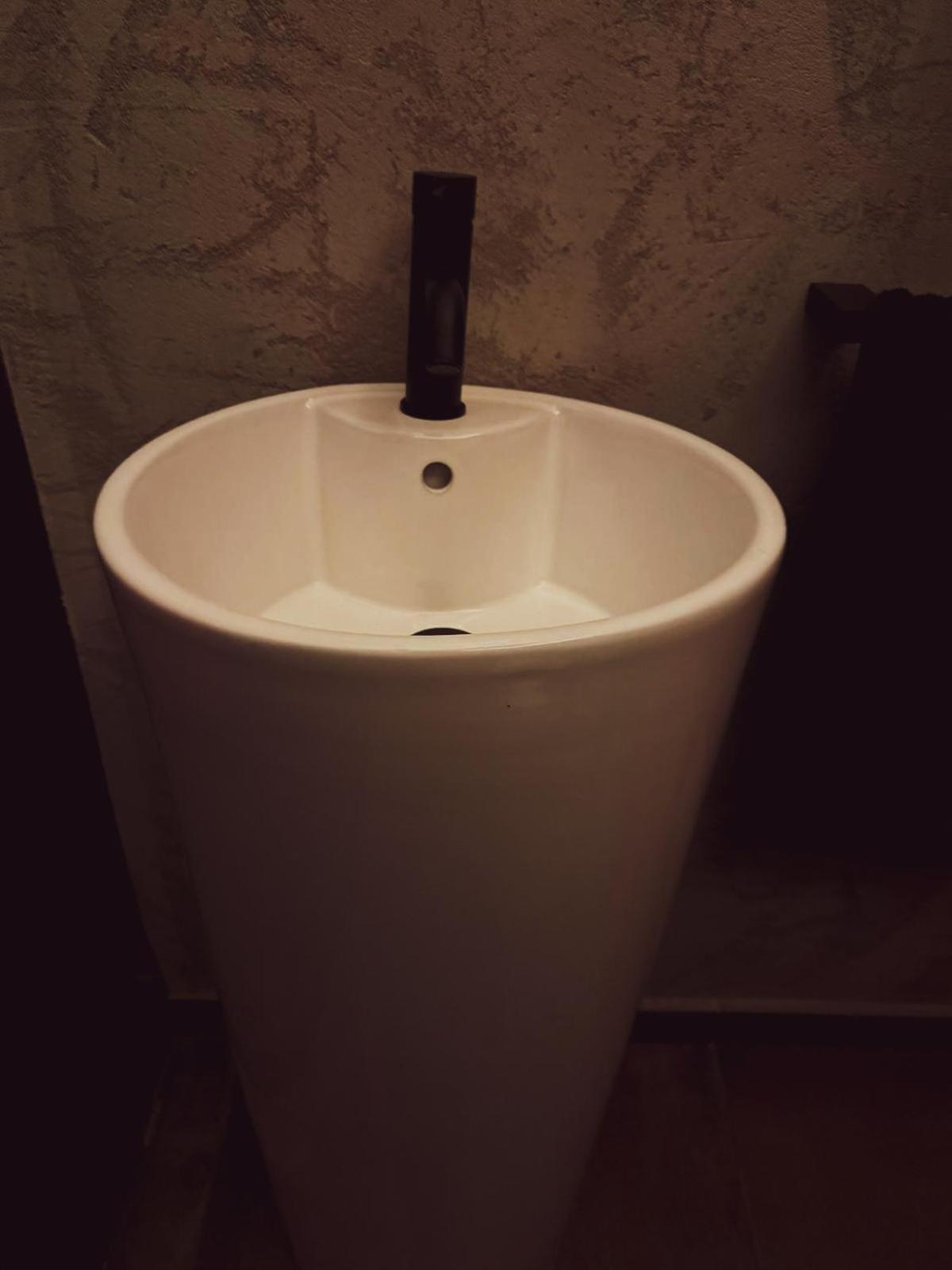Black Hole Rooms 卡塔尼亚 外观 照片